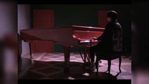 Дима Матвеев играет на пианино