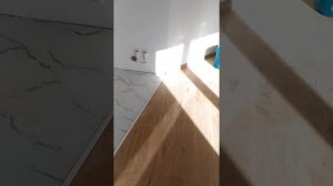 Оформление кухонной зоны соединение плитки с ламинатом