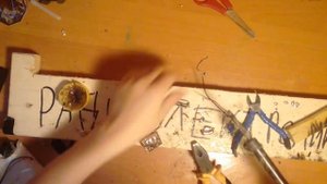 как сделать простой фонарик на плате с кнопкой, сопротивлением, зажимом и с светодиодом