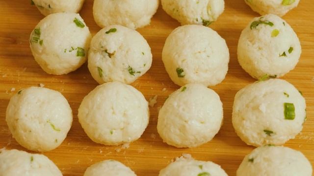Сырные шарики, теперь я их готовлю часто. Нравиться не тока детям но и взрослым.???? смотреть онлайн