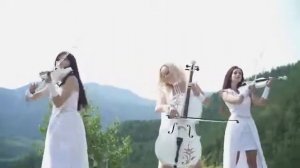 Девушки красиво играет на музыкальном инструменте