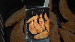 Решила приготовить куриные грудки в аэрогриле Соль немного специй Получилось очень вкусно и красиво