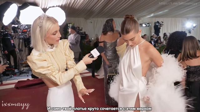 ХЕЙЛИ БИБЕР В ИНТЕРВЬЮ НА MET GALA с Эммой Чемберлен смотреть онлайн