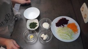 Очень простой салат из свежей капусты,свёклы и моркови.