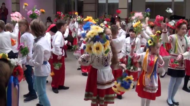 ОЧСШ "Гармония" - традиционный украинский флешмоб «Вінок поколінь»