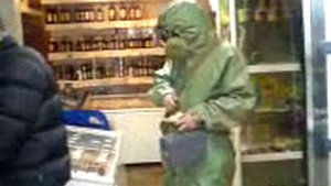 человек в костюме химзащиты в магазине