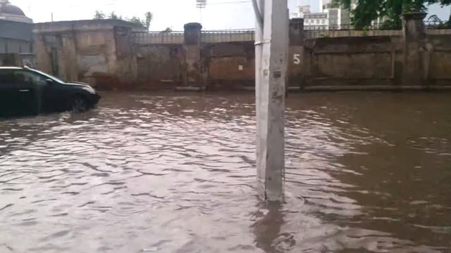 Паводок на улице Маяковского. Рязань. смотреть онлайн