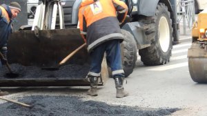 Закатают ямку в асфальте около метро