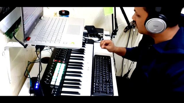 Live looping with Novation Launchkey MK2 смотреть онлайн