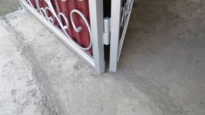 Кованые ворота из профнастила с калиткой по типу конверт в ограниченном проёме на одном столбе