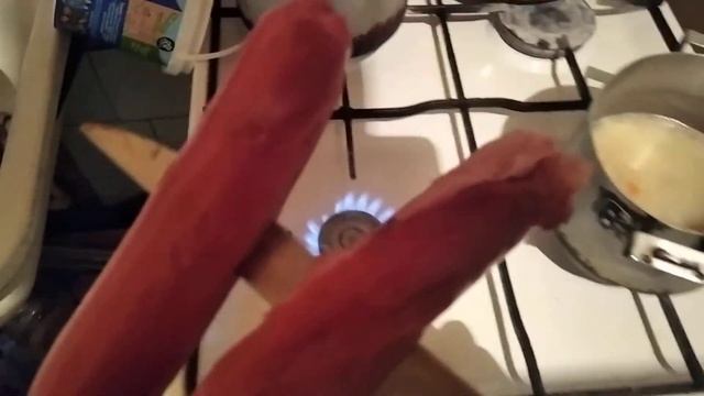 как пожарить сосиски на газовой плите