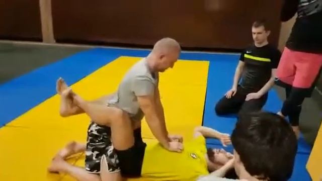 Треугольник из закрытого гарда с захватом оверхук (грепплинг) смотреть онлайн