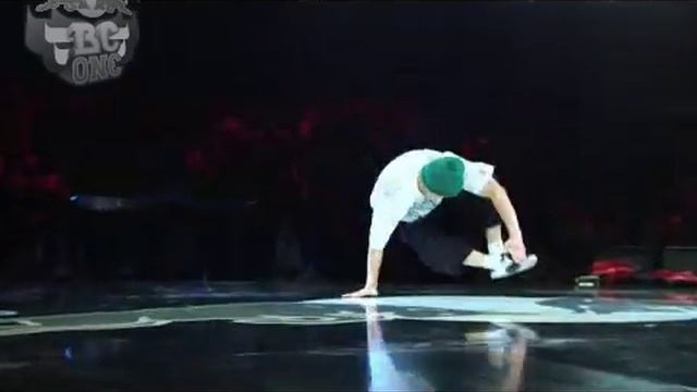 Red Bull BC One 2008 Paris 8 Ronnie VS Kolobok.avi смотреть онлайн