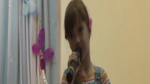 пятилетняя девочка поет БлюZZZ