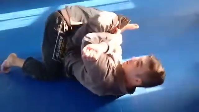 Болевой прием на руку при помощи лапела. Джиу Джитсу смотреть онлайн