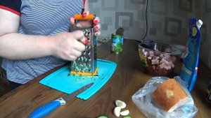 Салат из красной фасоли с огурцами и ветчиной .