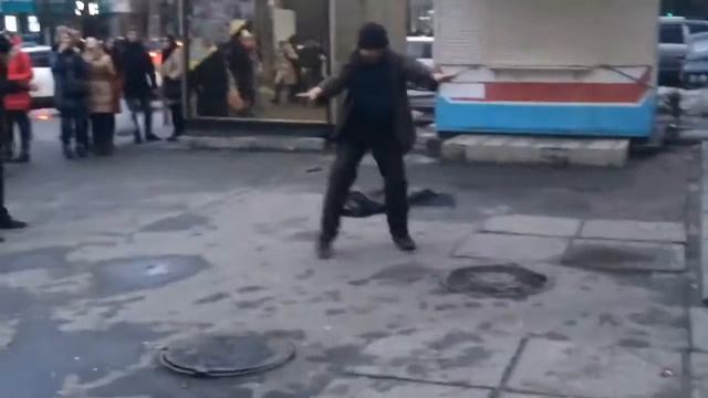 Танцы возле ТРЦ ЛЮБАВА смотреть онлайн