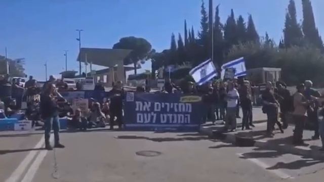 Израильтяне блокируют вход в Кнессет в оккупированном Иерусалиме, требуя свержения правительства.