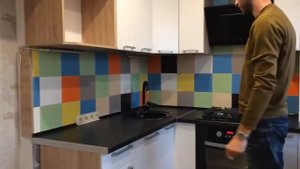 Кухня 5 метров в хрущевке с Колонкой, Посудомойкой, Холодильником и подоконником