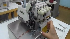 Стачивающе-обметочная машина цепного стежка. Прокладывание строчки