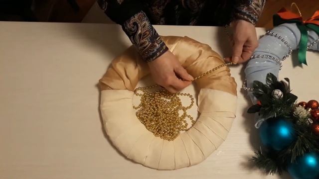 Новогодние и Рождественские поделки; венок на дверь и часы в детскую.