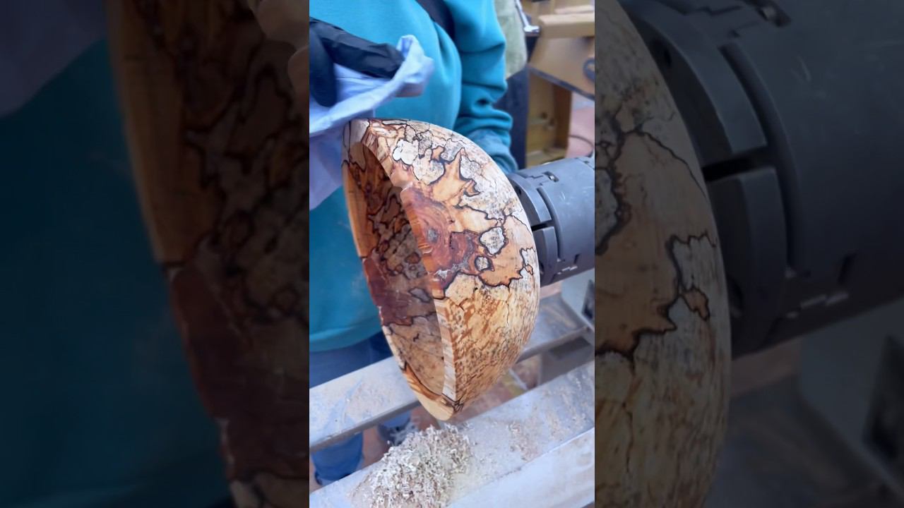 Завораживающий процесс покрытия деревянной чаши маслом смотреть онлайн