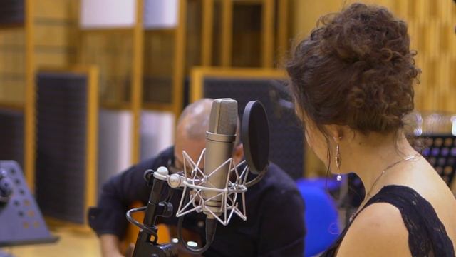 Júlia Kozáková - MANUŠA feat. Zsolt Varady - O Poštaris Javel смотреть онлайн