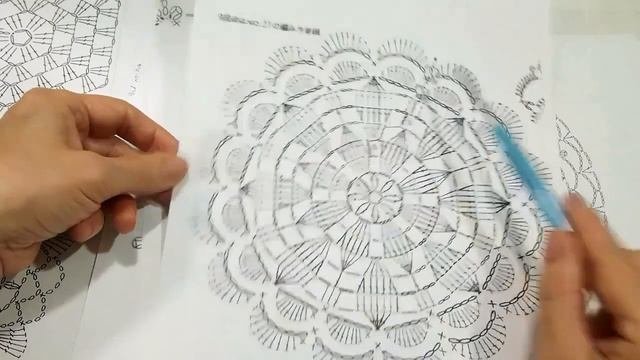Как читать схемы вязания крючком.  Вязание круглых схем Урок 223   Knitting In The Round Schemes