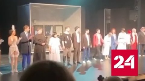 Зрители сняли видео незадолго до ранения актера в театре в Улан-Удэ - Россия 24