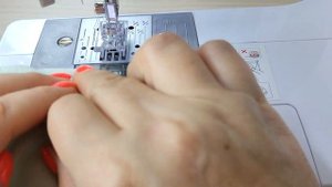 Как незаметно зашить дырку на футболке за 3 минуты - швейный трюк!