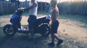 8-9 лет учиться заводить мопед