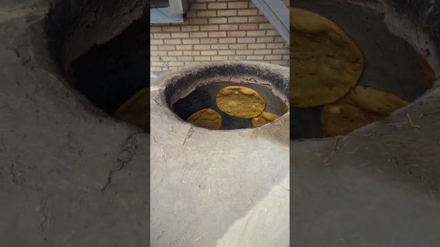 Приготовление лепёшек, тандыр, Хива, Узбекистан. Traditional bread, Khiva, Uzbekistan.