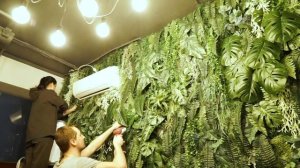 Монтаж зеленой стены из искусственных растений