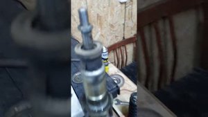 Как разобрать амортизатор .