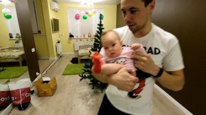 Эмили моет попу, Наряжаем Ёлку.MP4