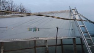 Как крепить пленку на деревянную теплицу.