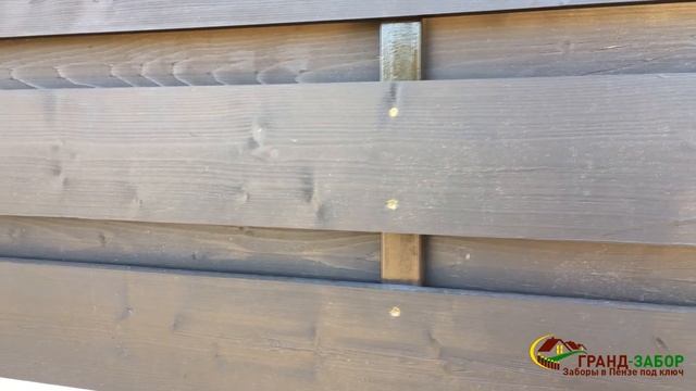 Забор с кирпичными столбами и заполнением из натуральной доски 140х20 в шахматном порядке.