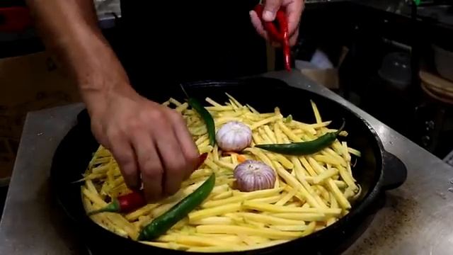 ВЫЕЗДНАЯ ЧАЙХАНА ГОТОВИТ ПЛОВ НА ТЕПЛОХОДЕ