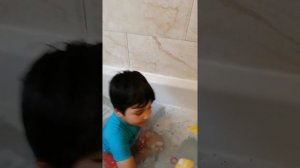 Ребёнок Пошёл купаться в ванну. child has gone to the bath