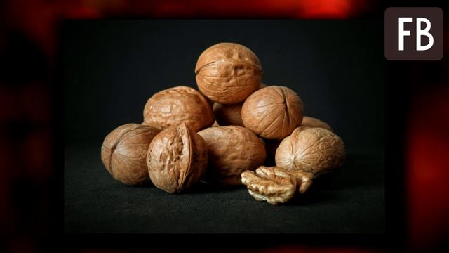 Мой друг зарабатывает на обычных грецких орехах. Он научил нас, как очистить плоды не повредив ядра смотреть онлайн