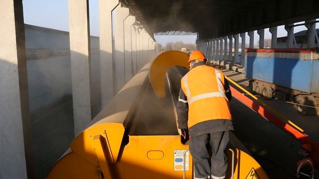 Погрузка зерна в вагон-зерновоз (хоппер)