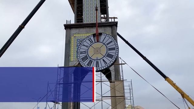 Местная достопримечательность в Казахстане город Тараз, башня с огромными часами  комплекс Шахриста
