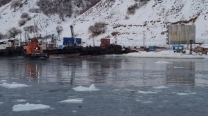 Швартовые работы спомощью МБ буксира в порту Теличеки зима 2021г.