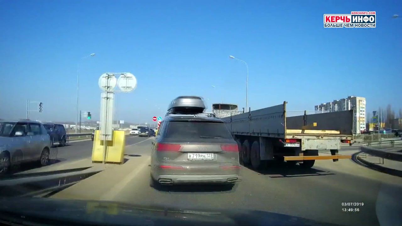 Женщина за рулем: опасный маневр на эстакаде в Керчи смотреть онлайн