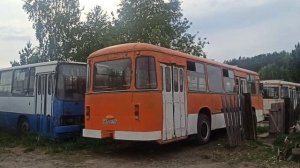 заказной автобус ЛиАЗ 677МБ и автобаза автобусов (икарус 263, ЛиАЗ 677М)