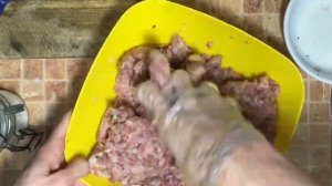 Как приготовить домашние котлеты из свино-говяжьего фарша.