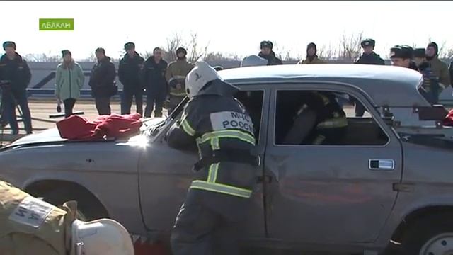 В Абакане спасатели срезали крышу у «Волги» и вытащили людей смотреть онлайн