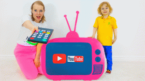 Тёма и мама играют с волшебным телевизором