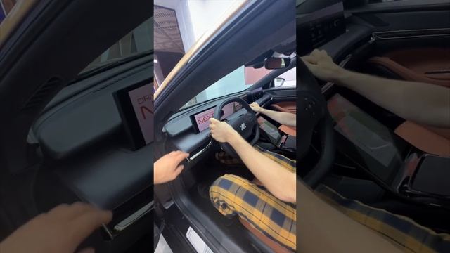 Электрокар с беспроводной зарядкой Zhiji L7 смотреть онлайн