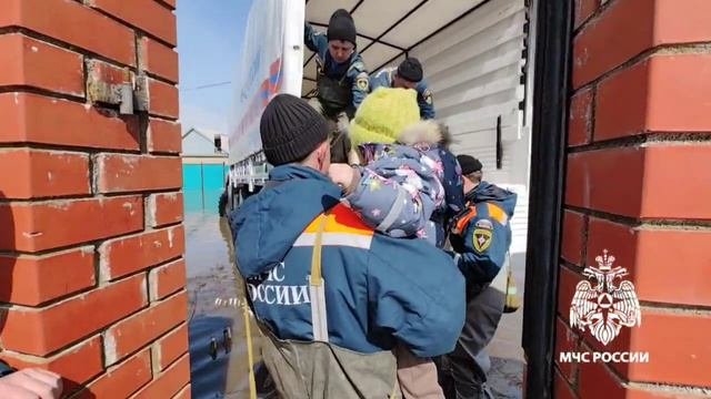 В Акбулаке (Оренбургская область) 27 человек, включая 5 детей, были эвакуированы из затопленной улиц